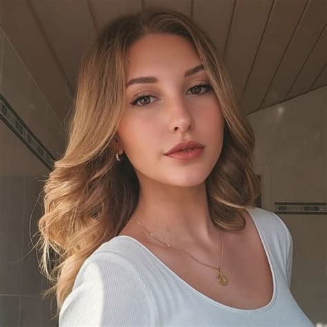 Elena (@elena.rl) • Threads, Say more