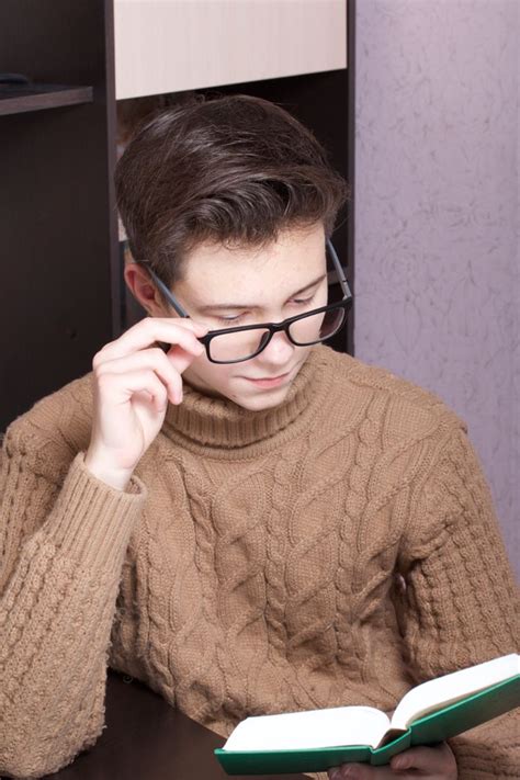 Молодой человек читает книгу, рукой поправляет очки. | Books to read ...