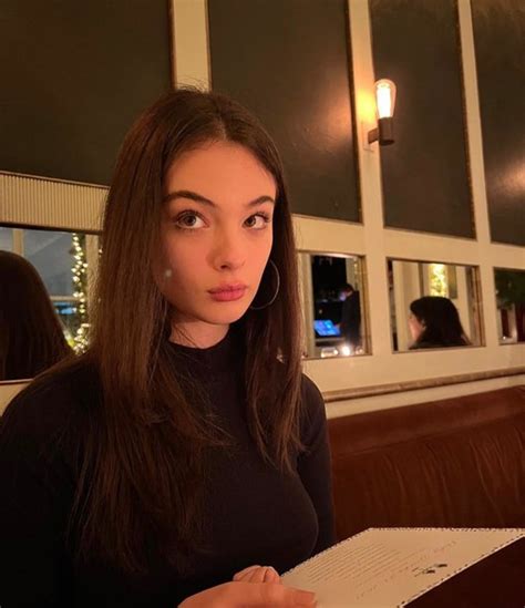 Кружевные чулки и дерзкое мини. 17-летнюю дочь Беллуччи осудили за наряд