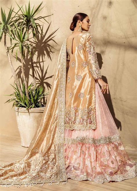 lehenga  gold  maroon  iqra chaudhry roj laampk farshi