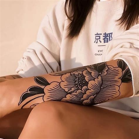 Tattoo flower | Kroppstatueringar, Tatuering old school