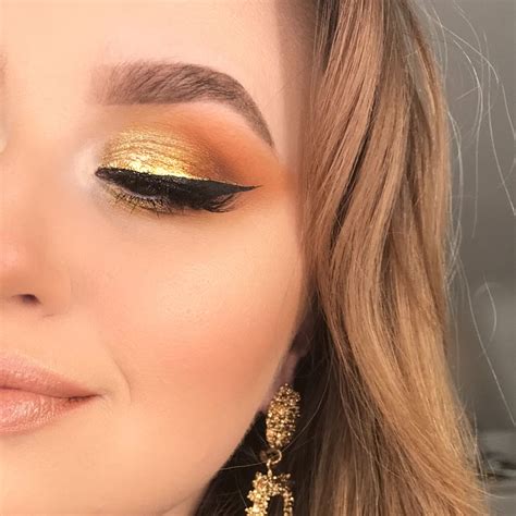 Złoty makijaż | Gold makeup, Ear cuff, Makeup