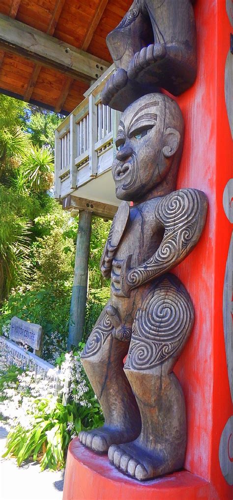 maori carving   pou guardian post  arataki visitor centre