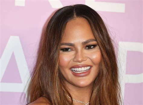 Chrissy Teigen 'Rocks' Green Hair In Latest Instagram Post