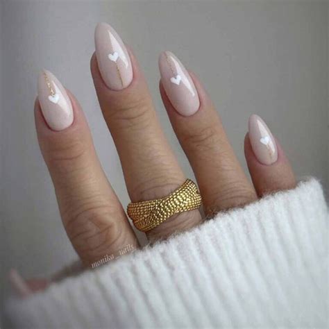 Unghie bianco latte: la manicure neutra e senza tempo