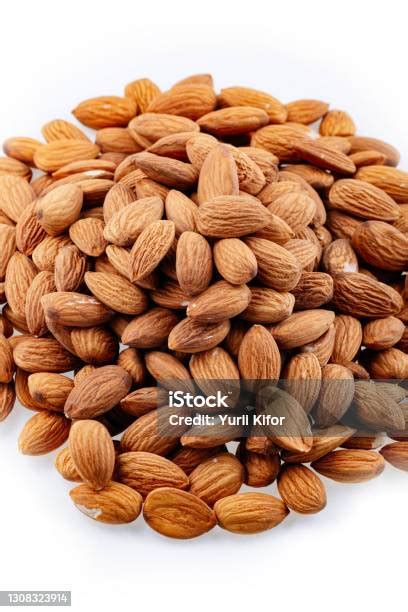 almond tumpukan almond  latar belakang putih tumpukan almond