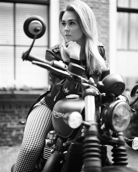 Fitgirl Danique on the Triumph motorcycle | バイクガール, バイカー, カー