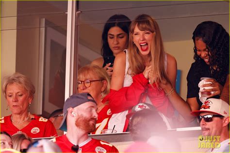 Photo: taylor swift chiefs game outfit 02 | Photo 4971645 | Just Jared ...