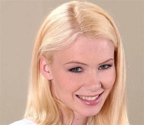 Bella mur biography wiki age height career photos more – Artofit