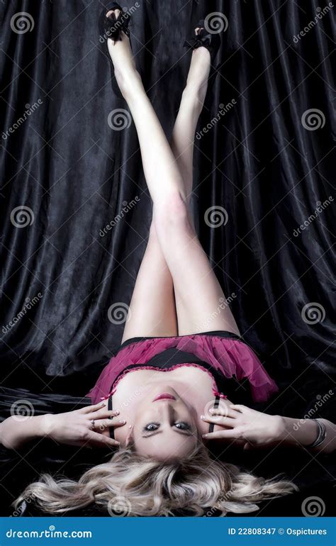 Lange gestemde benen stock afbeelding. Image of hoog - 22808347