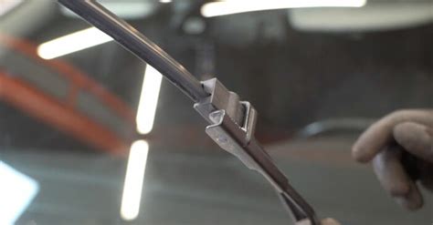 Как се сменят предни чистачки за кола на Ford Focus MK2 – Ръководство ...