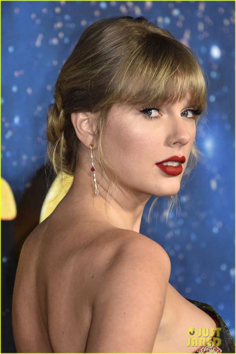 Taylor Swift Makes Stunning Entrance on 'Cats' Red Carpet at NYC ...