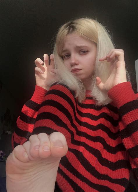 toe scrunch never be bad🎀 : r/AltFeet