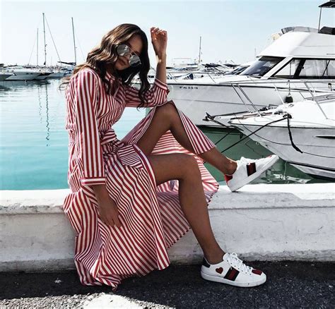 Кеды и кроссовки под платье - 30 примеров на модных блогерах | Outfits ...