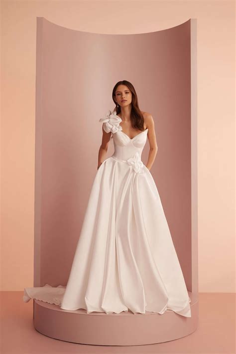 Satin wedding dress with bow 60 photos - Astyledwedding.com