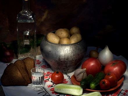 Обои на рабочий стол Стакан водки с хлебом и овощами, обои для рабочего ...