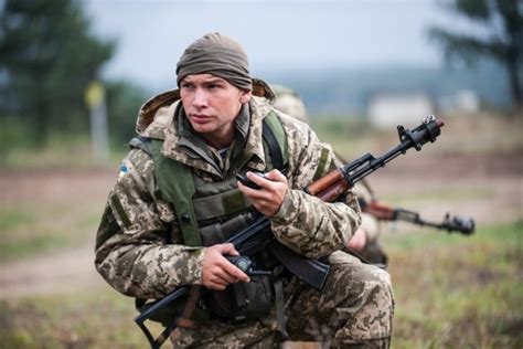 Скільки коштує утримання одного солдата в Україні та світі. Інфографіка