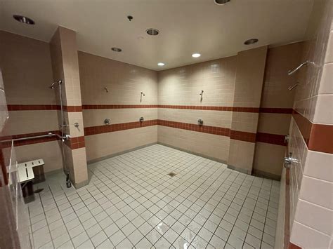 Does Gold Gym Have Showers at Christopher Hannan blog
