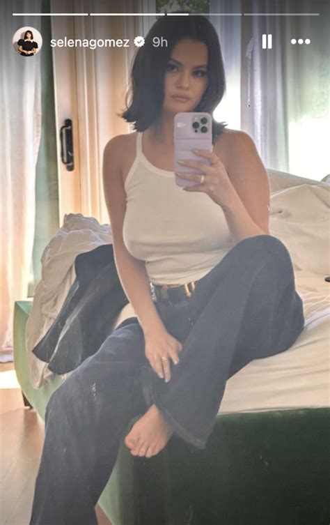Selena Gomez frees the nip in mirror selfie