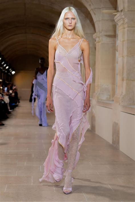 Pin by Bella Nguyen on Fashion in 2023 | High fashion runway, Fashion ...