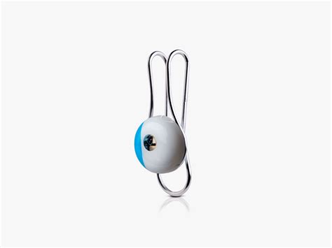 L’Oréal’s New Clip-on Sensor Tracks Your Exposure to UV Rays | WIRED