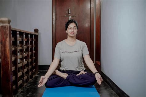 How to do Padmasana (The Lotus Pose) | Benefits and Precautions