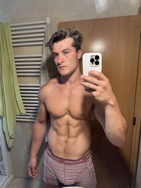 Gym vibe : r/HotGuysWorkingOut