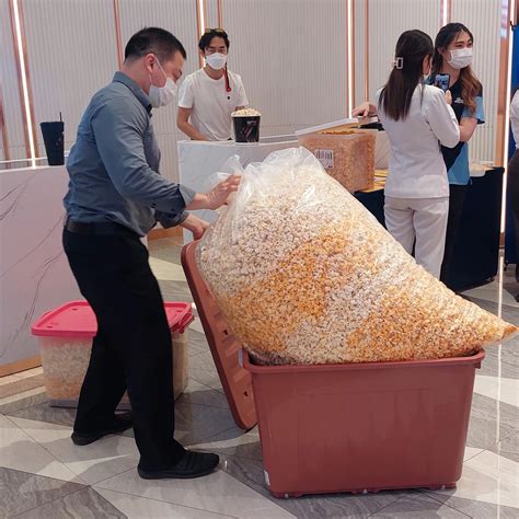 Mall in Bangkok Held A ‘Bottomless Popcorn’ Challenge. - Life