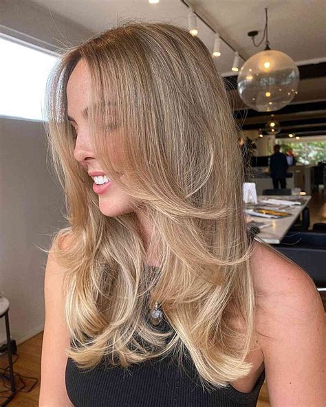 Dishwater blonde hair trends help celebrities look more natural 4