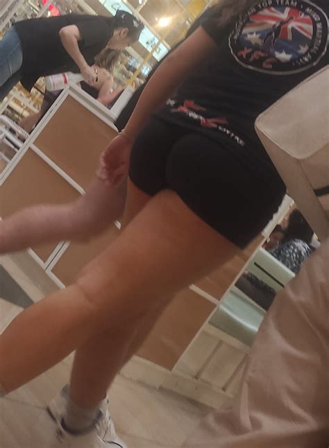 College gym chick on the escalator - Short Shorts & Volleyball - Forum