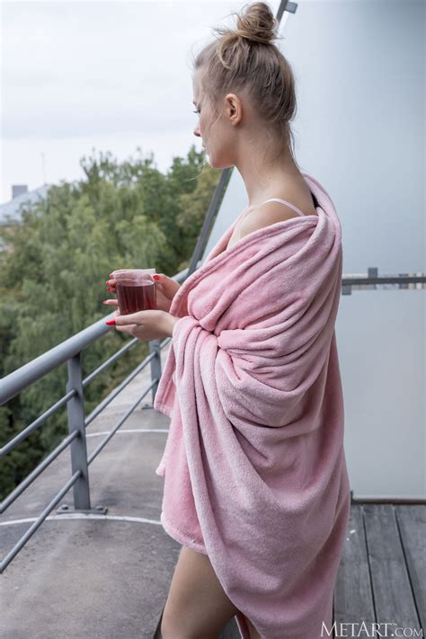 Девочка дня: Соблазнительная куколка позирует в гамаке фото | Екабу.ру