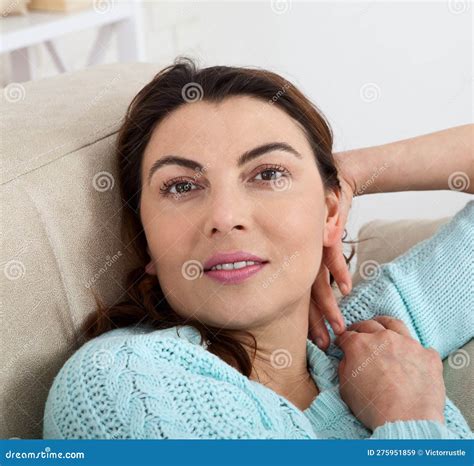 Mujer Activa Y Hermosa De Mediana Edad Sonriendo Amigable Y Mirando a