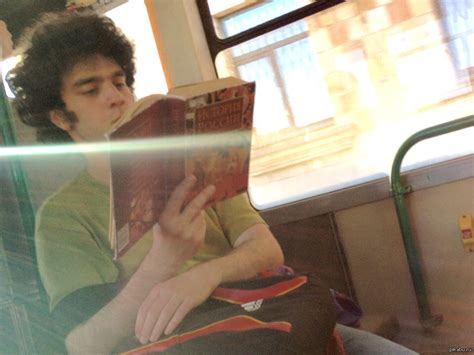 Увидели в автобусе Пушкина, читающего историю России | Пикабу
