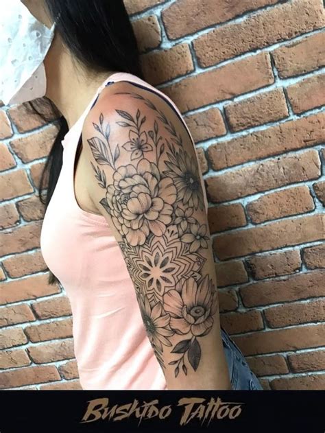 Tatuagem Floral Ombro E Braço - Melhores tatuagens no ombro | Floral com mandala, Floral ombro ...