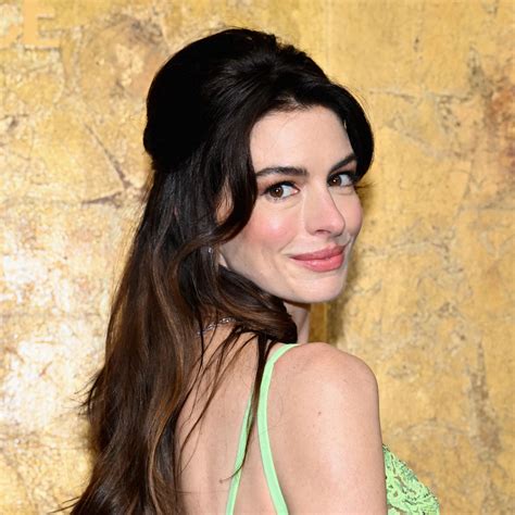 Anne Hathaway Posts Baby Bump Bikini Photo on Instagram | Glamour