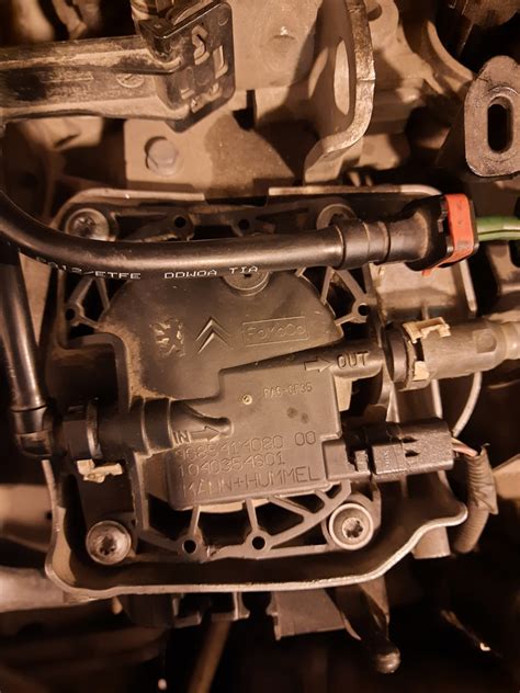 Фиксатор трубки т/ф — Ford Kuga (1G), 2 л, 2012 года | поломка | DRIVE2