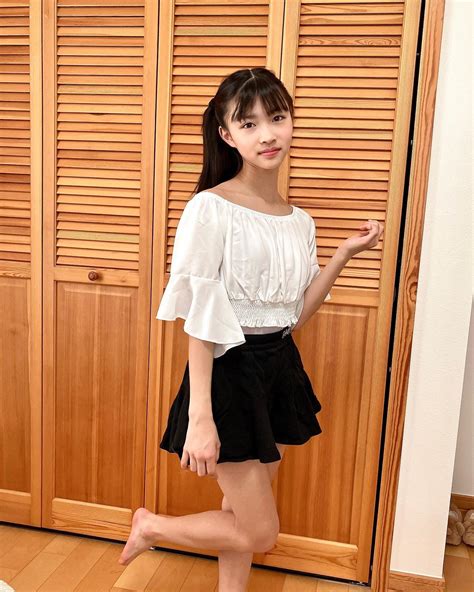 りりか | お久しぶりです GW前半とりあえず3連休楽しんでます🍀*゜ 1.2枚目→去年の洋服でモデルきどり📸 下の半パンはもう着れそうになく