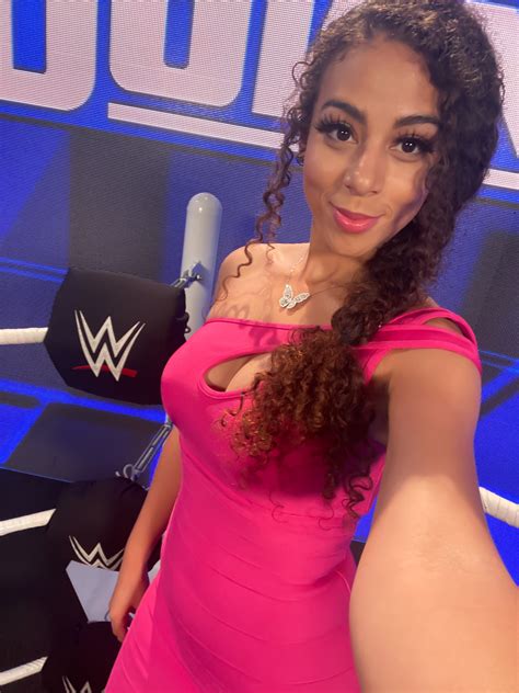 Samantha Irvin Fans WWE