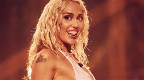 Miley Cyrus Wore LBD With Navel-Grazing Keyhole Cutout To Celebrate ...