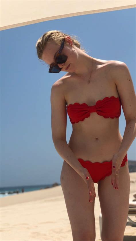 Elle Fanning in Bikini 06/14/2019 • CelebMafia