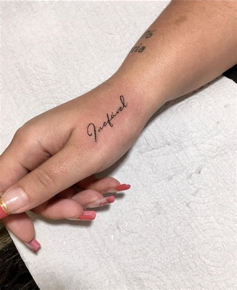 Tattoo Escrita Na Mao - TATTO DELICADA | Tattoo mao feminina escrita, Frase na mão tatuagem ...