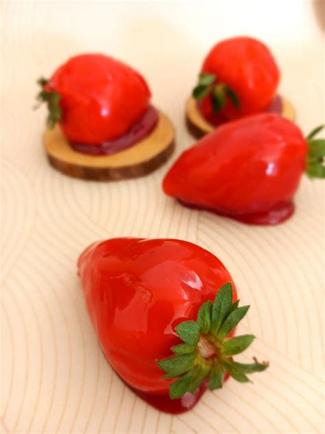 Confeiteiros reinventam morango do amor e apostam em novas versões do