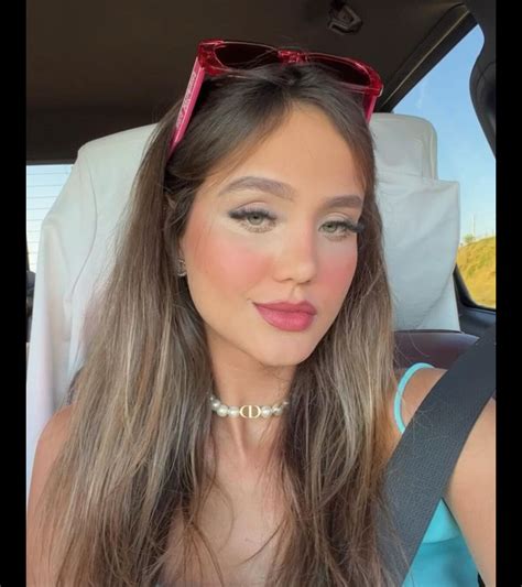 foto biah rodrigues deu um testemunho em uma igreja evangelica de