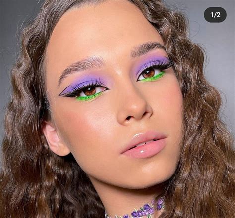 Maquiagem com esfumado roxo, delineado preto e linha d'água verde ...