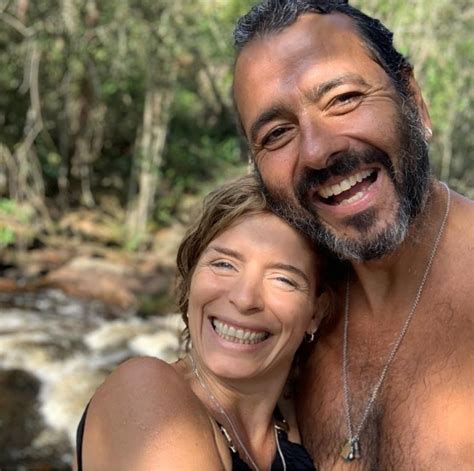 Marcos Palmeira celebra 60 anos com festa, amigos famosos e ganha beijo