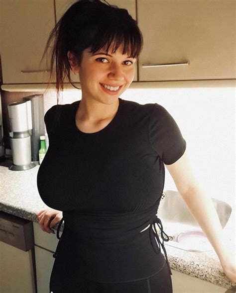 Beautiful busty amateur - 9GAG