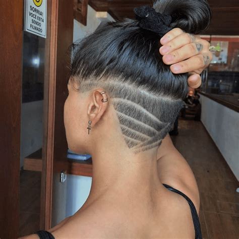 Maintaining the sharp lines of haircuts with undercuts 5