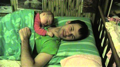 Папа усыпляет дочку - YouTube