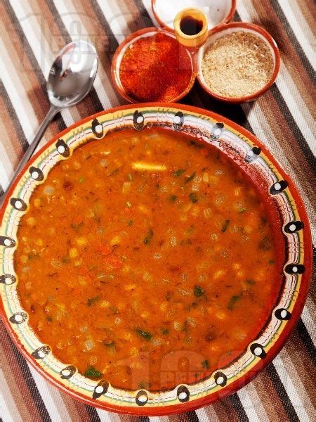 Вкусна класическа супа / чорба от леща с лук, моркови и чесън със ...