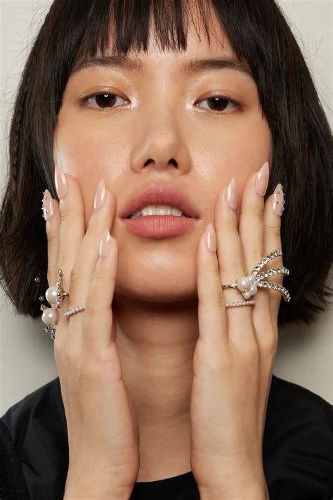 Uñas nude decoradas para invierno: 9 diseños elegante (y fáciles) que